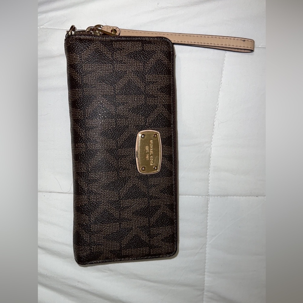 Selling because I got a new one. It’s a michael kors wallet.